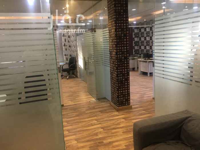 1579364 الدور الثني يطل علي عثمان به ٦مكيفات اسبلت ٥ مكاتب مع اجهزت كمبيتر وطابعات واسكنرات يعني مكتب مواثث جاهز للاصحاب الشركات اوالموسسات او ماكاتب عقارات فرصه للجادين