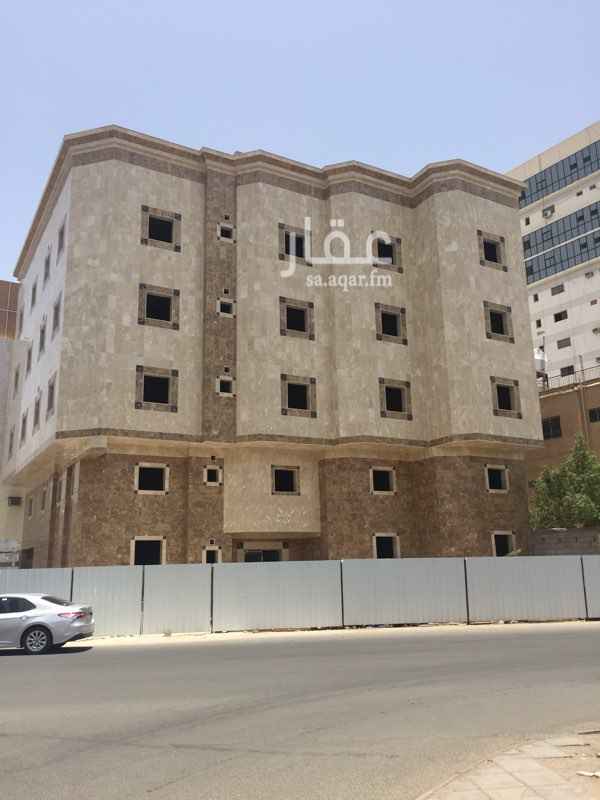 1596895 عمارة في حي العريض تبعد عن الحرم المدني مايقرب 6 دقايق العمارة مكونة من 10 شقق كل شقة بخزان ارضي وعلوي مستقل وغطاس خاص بها تم تمديد مكيفات الاسبيلت العمارة رخام من الخارج والمداخل باقي الجبس والسيراميك والدهان متوفر اكثر من 14 موقف سيارة والجاد ان شاءالله مانقصر معاه