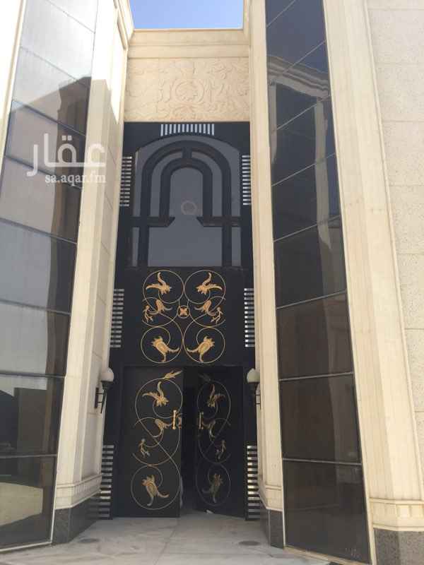 1584017 فيلا درج صاله مساحتها ٥٠٠ شارعين شرحه مره تحتوي على مشب ومجلسين رسميه و٣ صالات وغرفه معيشه او كبير سن ومطبخ ومستودع وغرفه خادمه و٣ دورات مياه ودوج صاله وبالدور الثلني غرف نوم عدد ٣ بدورات مياه وغرفه غسيل وبالسطح غرفه بدورة مياه الموقع مضبوط التواصل مع المالك مباشره للمعاينه .. المراسله واتس ام فيصل ٠٥٥٠٤٤٦٧٠٣ والله الموفق ..