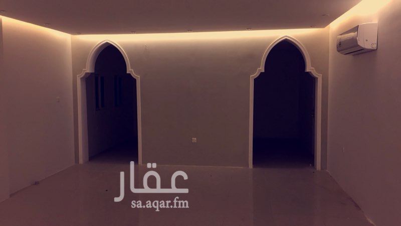 1467524 شقة فاخرة للبيع بالمدينة النبوية داخل حد الحرم تبعد مسافة ٦ دقائق مشي على الأقدام فقط إلى مسجد قباء لها مدخلين رئيسية الأول خاص بالشقة فقط على طريق الهجرة ( جدة ) والثاني من داخل المبنى تشطيب جديد لم تسكن بعد ويوجد بها ٩ مكيفات جديدة مكونة ايضاً من غرفتين نوم رئيسية ماستر بحماماتها الخاصة وغرفة نوم ثالثه للأطفال بالإضافة الى غرفة للعاملة المنزلية وغرفة للغسيل متفرعين من المطبخ والجميل ايضاً ان بها صالتين كبيرة جداً ومريحة للعين بسبب وسعها وتصميمها بشكل راقي و فناء خارجي خاص بالشقة