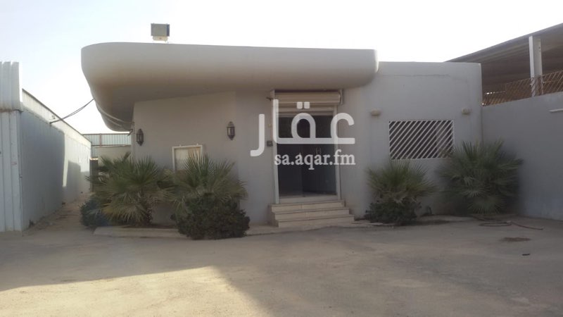 1722984 معرض سيارات يوجد فيه مبنى اداره و مستودع وسكن عمال ومستودع كبير داخله مسور بالكامل الاطوال ٤٠م عرض على الشارع في ٦٠ عمق