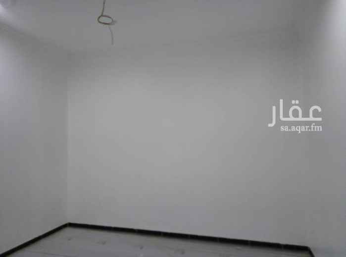 1504622 شقتين للايجار عبارة عن ثلاث غرف وصالة ودورتين مياه مدخلين دور تاني نظيفه بحي الخليج خلف قصر حياه العمر للاستفسار ٠٥٠١٨٤٣٣٦٢