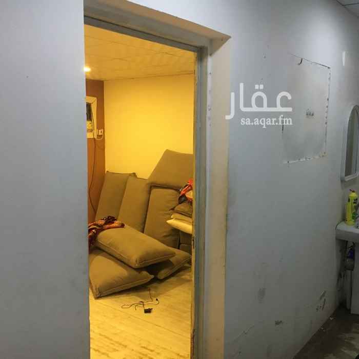 1556628 غرفة للعمال او اي شخص بها حمام وامكانية تركيب مطبخ .. الايجار 8000 سنوي .. تم دفع 6 شهور ومتبقي منها 4 شهور ونصف للتنازل ب 2000 ريال .. موقع مميز شمال الرياض حي الوادي مخرج 6