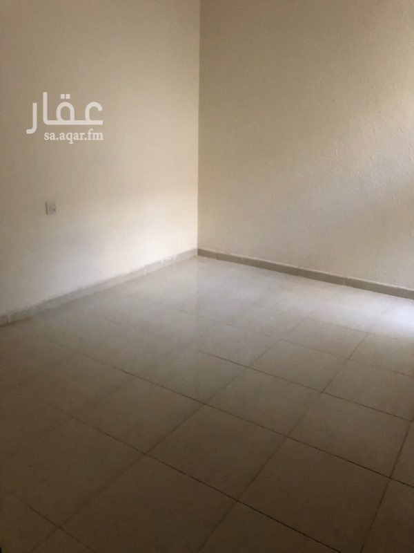 1664140 شقه مكونه من غرفتين وحمامين ومطبخ وصاله موقع فيه خدمات الايجار اقل شي ثلاث شهور