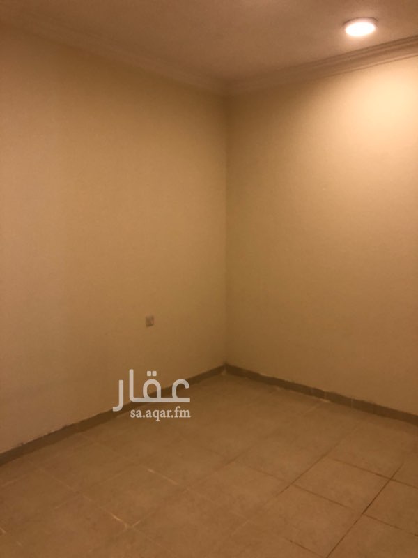 1666271 شقه مكونه من غرفه وحمام ومطبخ وصاله صغيره وسطح خاص بموقع مميز جدا ايجارها 5500 والمكتب 500 والمويه 300 يكون الاجمالي 6300 ريال مع امكانية الدفع كل ثلاث شهور