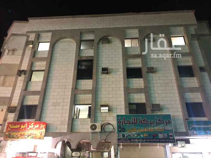 1081403 عمارة ٣ ادوار على شارع تجاري .. جميع الخدمات متوفرة .. قريبة من الحرم حولي ٥ دقائق بالسيارة بمسافة ١٧٠٠م