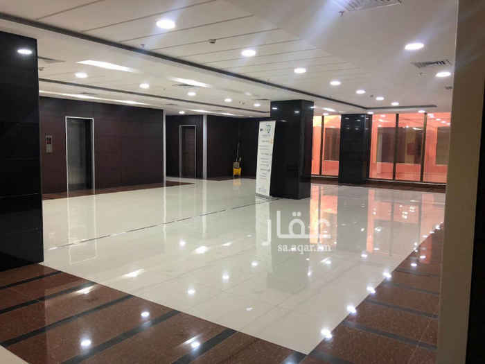 1371492 جميع المكاتب مكيفه ويتوفر حارس أمن وكمرات مراقبه ويتوفر مواقف خاصه للمكاتب كما تتوفر دورات مياه عامه بالأضافه الى دورات مياه بالمكاتب في حال الرغبه