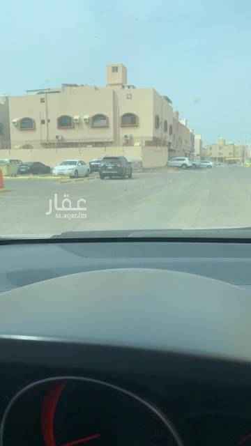 1456893 دورين وملحق، وخمس شقق. كل دور شقتين من 4 غرف ومطبخ وصالة و3 دورات مياه أعزكم الله.
الملحق 3 غرف ومطبخ وصالة و3 دورات مياه أجلكم الله. كل شقة لها مدخلين.
المساحات واسعة وشرحة والبناء شخصي ماهو تجاري والتشطيبات كلها ممتازة والأرضيات كلها سيراميك. مواد الكهرباء والسباكة من النوعية الأصلية والممتازة، الكيشاني والبلاط والسيراميك من النوعيات الممتازة. الواجهة بوية.
فيها مصعد والخزان كبير ويكفي أكثر من 7 وياتات. المجاري أعزكم الله واصله بس باقي التوصيل للشبكة.