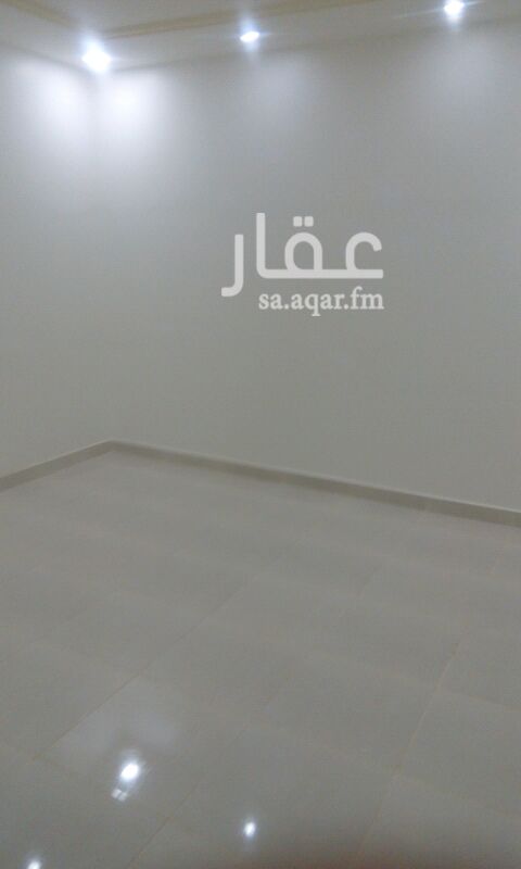 1398287 للايجار شقة اربع غرف وصاله وحمامين ومطبخ دور ثالث بدون سطح نظيفه جدا مدخلين فيها راكب عدد 2مكيف اسبلت السعر 1600شهري