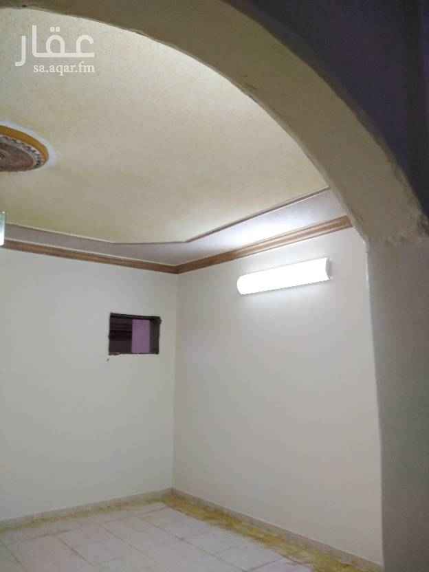 1629718 للايجار دور علوي يتكون من ثلاث غرف نوم ومجلس ومقلط وثلاث حمامات مدخلين