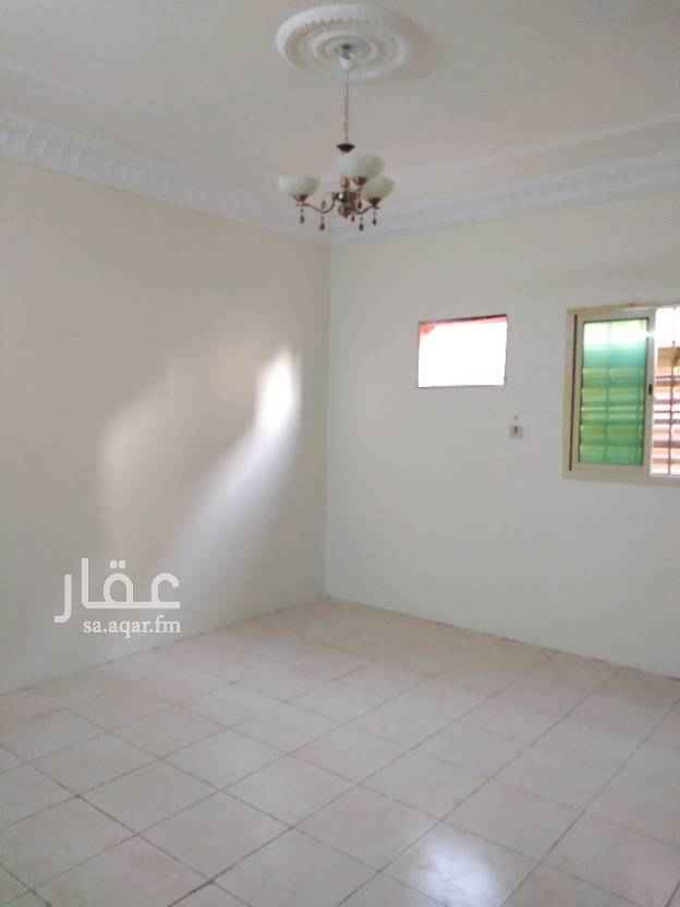 1689519 للايجار دور علوي يتكون من ثلاث غرف نوم وصاله ومجلس ومقلط وثلاث حمامات مدخل مشترك