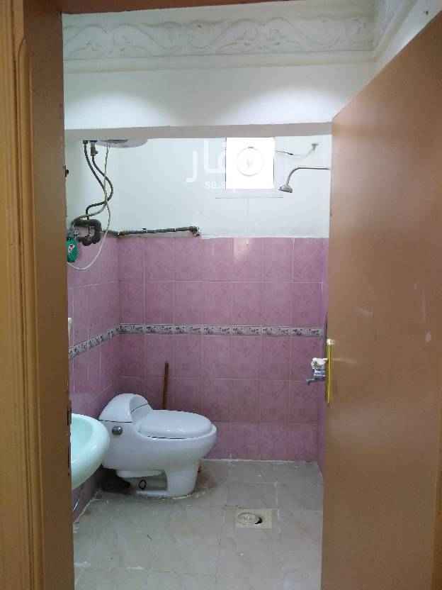 1738461 للايجار شقه تتكون من ثلاث غرف وصاله ومطبخ وحمامين ومجلس مدخلين في فيلا مع السطح