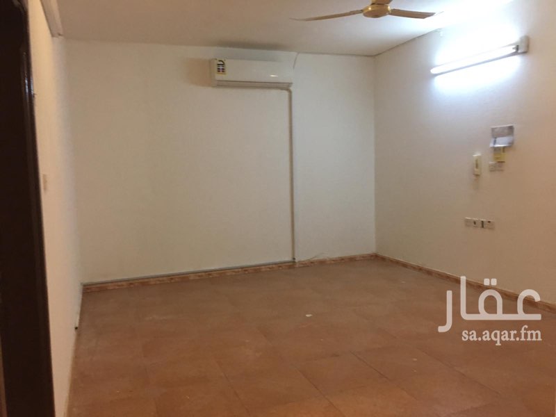 1556376 شقة للايجار
الشقة مجدده بالكامل وتتكون من :
غرفتين نوم وصاله ومجلس ودورتين مياه
التكييف شباك
التكييف والمطبخ راكب