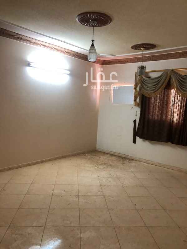 1751948 شقة للايجار بحى الخليج بالسطح مكونة من مجلس ومقلط وصالة وغرفتين نوم و2 حمام ومعاها سطح