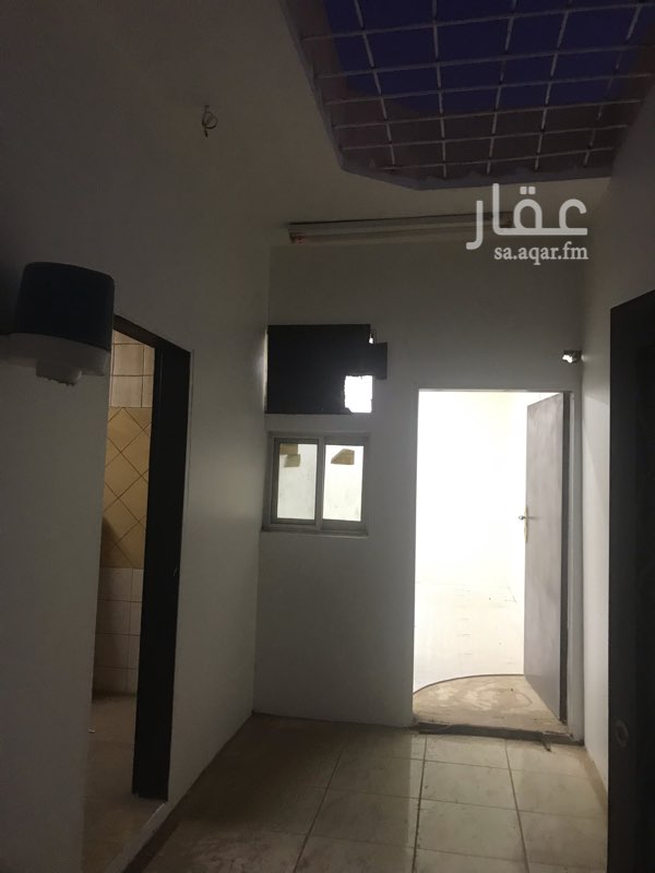 1628172 سويت غرفة ومطبخ وحمام
حوش صغير
الايجار شامل الماء والكهرباء على المالك