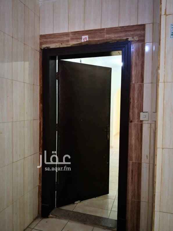 1509995 الشقه واسعه ونظيفه جدا، كافة الخدمات متوفرة، قريية للخدمات تموينات ومسجد واسواق وغيرها.
الحي سكني وهادي ونظيف لا يوجد تجمعات للمياه او حفريات.