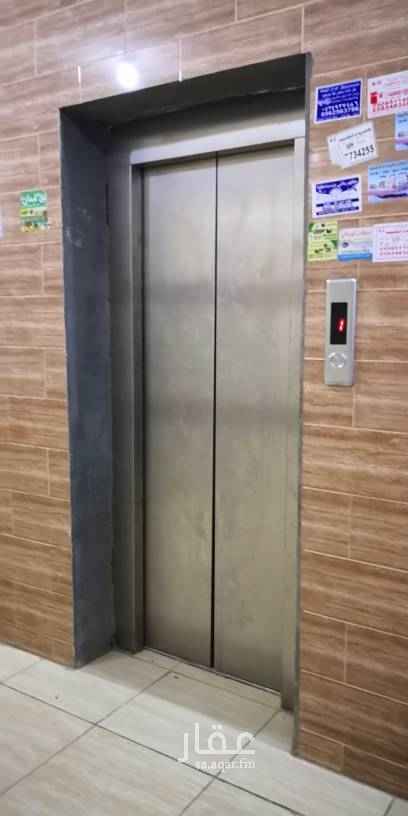 1550790 الشقه نظيفة جدا ومجددة. الموقع مميز وقريب للخدمات كافة.
الحي سكني بامتياز وهادئ ولايوجد حفريات أو تجمعات للمياه.
الخدمات متوفرة الصرف الصحي والمويه الحلوه والالياف الضؤية.
الشقة : مدخلين للشقه مدخل للمجلس ودورة مياه خاصة به.
ومدخل للعوائل.
غرفتين نوم و مجلس وصالة ومطبخ ودورتين مياه.
يوجد بالعمارة مواقف بالدور الارضي.