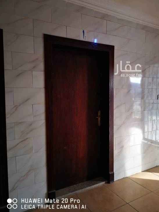 1702136 الشقه نظيفه جدا. الايجار يشمل المويه والكهرباء.
الموقع قريب للخدمات اسواق المزرعه والمطاعم والصيدليه وغيرها من المحلات التجاريه، وحديقة النور.
الحي نظيف جدا والخدمات الحكوميه متوفره ( الصرف الصحي والمويه الحلوه والالياف الضؤية وتغطية شامله لكافة شبكات الاتصالات)
متوفر مواقف خاصه للسيارات.