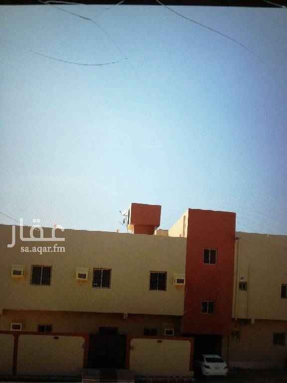 1527641 فلة دورين وملحق الدور الأرضي مجلس ومقلط وصاله نساء وصالة داخلية ومطبخ و٣ دورات مياة أكرمكم الله ودرج داخلي.. الدور الثاني ٤ غرف نوم نظام أجنحة كل غرفه بدورة مياه أكرمكم الله وصالة وغرفه مستقله بدون دورة مياه وبوفيه.. الملحق غرفة بدورة مياه أكرمكم الله.. الفله مؤسس لها مصعد في حال رغبة المشتري في وضع مصعد ويوجد سطح مستقل. وثلاث شقق الدور الأول والثاني عبآرة عن مجلس ومقلط وصالة وغرفتين نوم ومطبخ و٣ دورات مياه أكرمكم الله .. والدور الثالث ثلاث غرف نوم ومطبخ ودورتين مياه أكرمكم الله وسطح مستقل.
