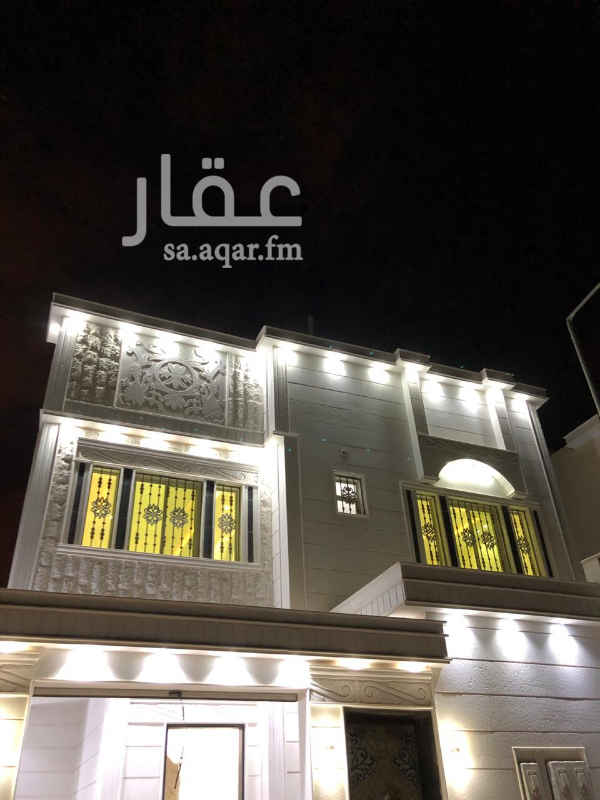 1291812 للبيع و الاستثمار بحي الرمال شرق الرياض فيلا درج داخلي و شقتين مساحة 300 متر واجهتها شرقية و تقع على شارع 15 الفيلا على اعلى مستوى من التشطيبات و موقع الفيلا مميز جداً جميع الضمانات على الفيلا و عروض خاصة للعساكر الصادر لهم موافقة الصندوق العقاري الجديد ويوجد لدينا فريق عمل متكامل في خدمتك و مساعدتك