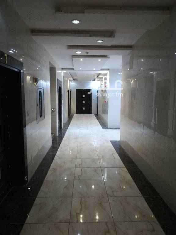 1544071 شقه ارضيه مستخدمه سنه ٣غرف نوم ومجلس وصاله و٣دورات مياه ومطبخ مع مستودع