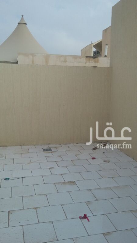 1295366 فيلا درج صالة و شقتين الدور الأراضى مدخل سيارة وحوش وغرفة سائق ومشى وغرفة كبار سن وصالتين ومقلط ومطبخ ومستودع ومجلس رجال والدور الثانى 3غرف نوم منهم غرفة ماستر والدور الثالث ملحق مع سطح للتواصل واتساب ابو حمزة مكتب وافى 0556514737ملاحظة دعم تقيد بالموقع الفيلا قريب مسجد ومدارس
