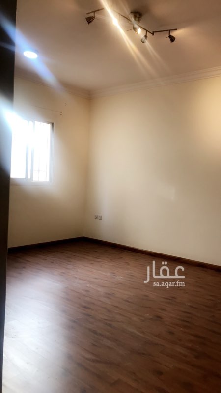 1588350 شقة في فيلا
مفروشة باركية بالكامل
لها سطح خاص فيها