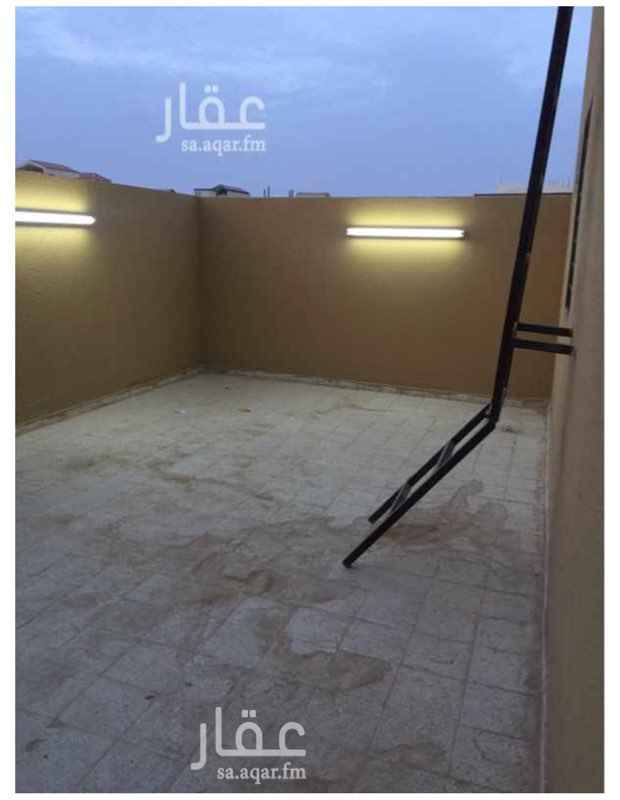1349740 شقة مع السطح
مجلس وصالة وغرفتين نوم ومطبخ ودورتين مياة