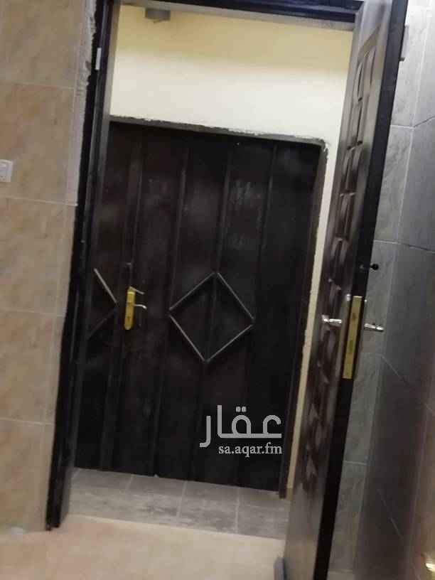 1507835 للايجار
موجود فله درج صاله وشقتين مستعمل
المساحه ٣٧٥ متر
مجلس ومقلط وصاله ومجلس نساء ومطبخ و٢ دورات مياه
وملحق خلفي.
عباره عن غرفتين ومطبخ وحمام ومستودع تبع الفله
وفوق ٣ غرف نوم واحده كبيره ماستر و٢ دورات مياه وسطح
وشقتين فوق بعض كل شقه ٣ غرف وصاله ومطبخ و٢ دورات مياه.
كل شقه كهرباء مستقل
الموقع. شمال شارع الطائف مع شارع حائل شماليه شارع ٢٠ متر
قريب مسجد الجامع
السعر الفله مع الشقق 70 الف قابل للتفاوض
الفله فقط 40 الف قابل للتفاوض
الشقق على 16 الف
والصامل مانختلف ان شاء الله تعالى