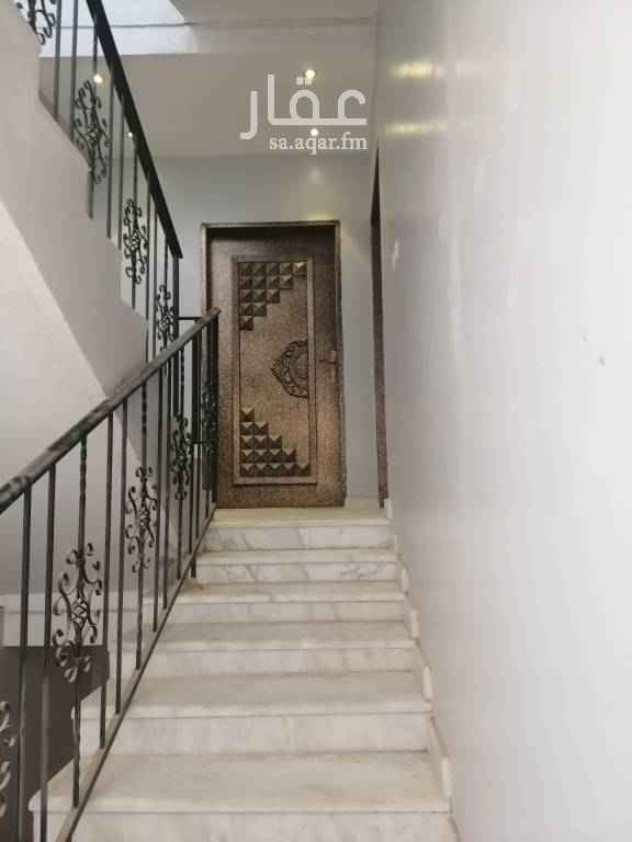1537490 يوجد شقتين الاول الدور الاول شقة جديدة يوجد بها غرفيتن نوم ودورة مياه وصالة ومطبخ مع مجلس رجال مع باب مستقل مع دورة مياه.. والشقة الثانية في الدور الثاني نفس المواصفات مع سطح خاص راكب فيها مكيفين سبلت.