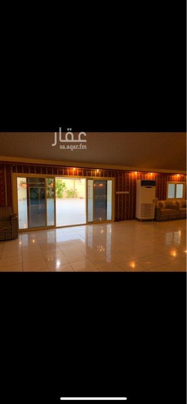 1691372 استراحة كبيرة من قسمين منفصلين مساحتها الاجمالية 2200 متر
مجلس كبير يتسع لـ 120 شخص واخر لـ 60 شخص + صالة طعام + حمامات + مطبخ
حوش كبير ..
رغبة في التأجير السنوي والاستثمار لعدم التفرغ ..