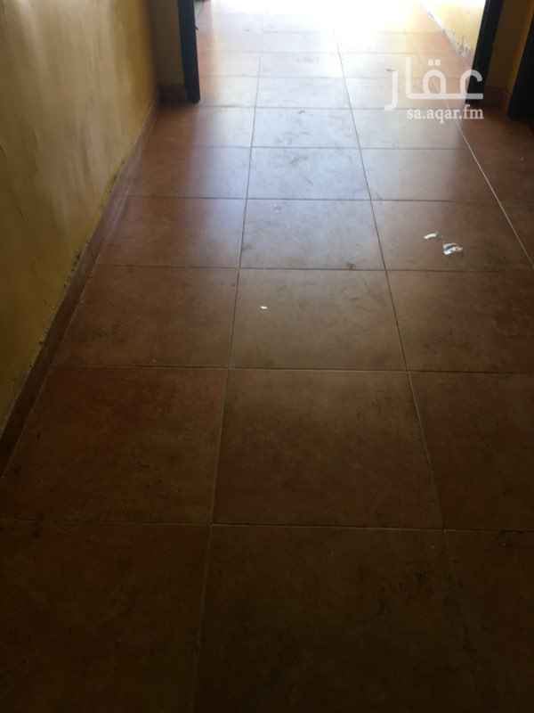 1641400 البيت مدخلين مدخل رجال وا نساء وا حوشين دور ارضي واشقه واصطح وسط الرياض ثلاث غرف دور الارضي وادور الثاني ٣ غرفه واصاله مطبخ حمام و١ وشقه الثالثه غرفه واصاله مطبخ حمام للبيع مليون