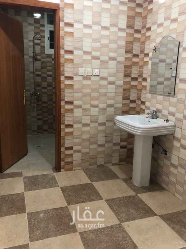 1494984 يوجد شقه دور ثاني مكونه من ٤ غرف ودورتين مياه ومطبخ
وصالة صغيره. خزان مستقل وعداد كهرباء مستقل. وخزان غاز مشترك