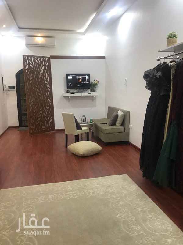 1342807 بوتيك ازياء ملابس نسائي ، يمكن ممارسة نفس النشاط او تعديل النشاط الى اخر المحل ينفع مشغل او محل خياطة او كوفي مقابل اسواق الرياض الدولي على شارع ابن الجوزي الاجار 15 الف ريال سنوياً