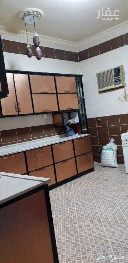 1703135 البيت بوثيقة دور واحد عبارة عن شقتين مساحتها 400 م بها خزان ماء وصرف صحي 1- الشقة اللي على اليمين مسلح بها 3 غرف و2 دورة مياة ومطبخ 5ومستودع وصالة 4الشقة اللي على اليسار شبه مسلح السقف عليه كمر حديد الشقة كاملة بها 3 غرف و 2 دورة مياة ومبطخ يوجد أمام الشقتين ويوجد درج مبلط بين الشقتين يطلع للسطح علما بأن جميع المرافق داخل وخارج الحوش مبلطة