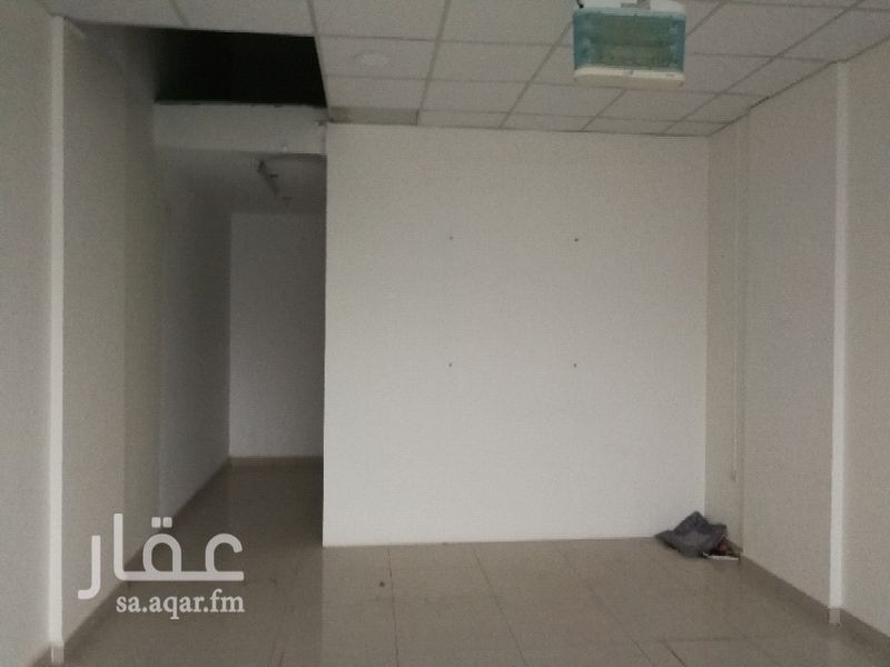 761110 محل متوفر في عماره.. يوجد حمام داخل المحل ومجهز بواجهه زجاجي. جاهز للتأجير والاستخدام. يوجد محل مجاور متاح في حال الرغبه ب مساحه أكبر