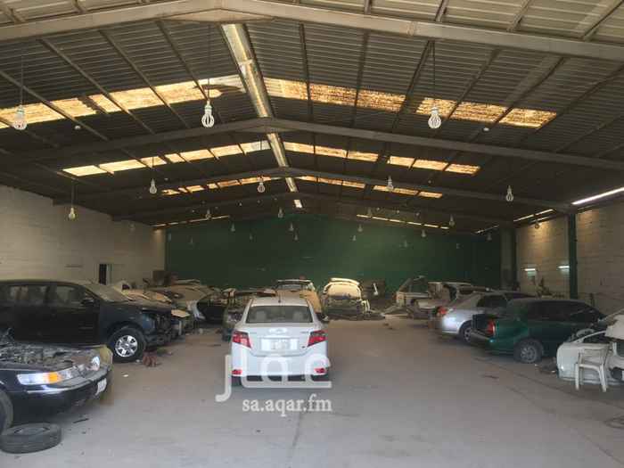 1360483 ورشة صناعية يوجد بها سكن عمال مع مدخل خاص لسكن العمال