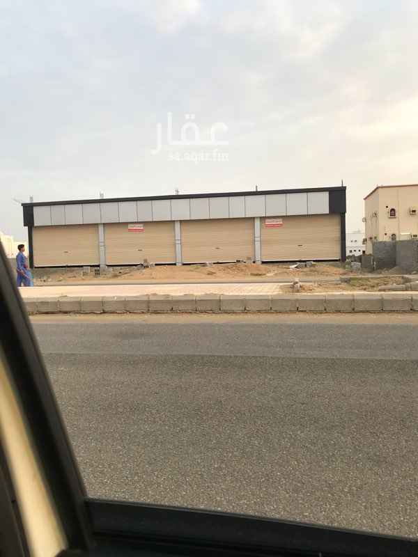 1442753 اربعه محلات الايجار مساحه كال محل ٦في١٤ اجمالي ٧٥متر مربع للمحل الواحد جميع المحلات ٣٠٠متر ويوجد مساحه٣٠٠متر خلف المحلات حوش الارض عليها صك سكني وعلي الحزام الدائري الجنوبي لقريه الكربوس وعرض الشاع ٣٠ وبجوار مصنع مياه تحليه ومقابل مستودعات لونا موقع مميز والصامل مراح نقصر معاه الحي او الحاره بدون سوبر ماركت وبدون مغسله او بوفيه