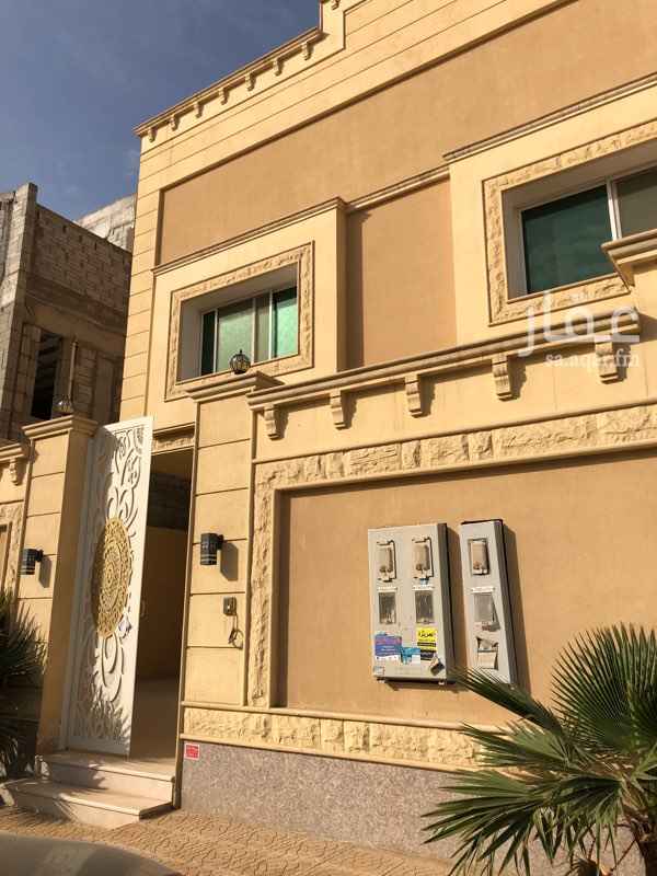 1400518 للايجار ڤيلا جديدة
درج بالصالة موقعها حي عرقة قريبة من جميع الخدمات واجهة شرقية على شارع ٢٠م بها مدخل سيارة وحوش به حديقة صغيرة ، مركب سخان رئيسي للبيت ، جميع الغرف والمجالس والصالات بها مكيفات سبليت من نوع Gree.
الدور الارضي: ضيافة رئيسية عبارة عن مجلس ومقلط يفتح على الصالة الكبيرة بباب خشبي سحاب كبير وغرفة كبار السن ومطبخ مع مستودع.
الدور الاول: صالة صغيرة وغرفة رئيسية وثلاث غرف نوم.
الدور الثاني: غرفة خادمة ومدخل السطح.