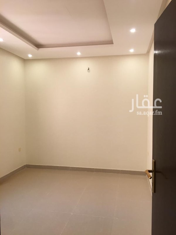 1613790 فقط للعائلات والنساء
للايجار غرفة مع حمام بعمارة عوايل جديدة موقعها مميز ويتوسط الشوارع الرئيسية والاسواق
One room with bath room for rent only for families