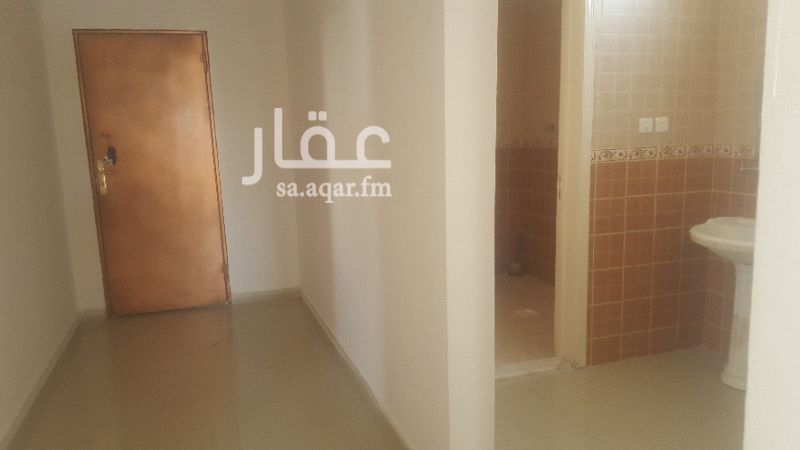 1310206 مدخلين مع خمس غرف وصاله ومطبخ وثلاثه حمامات داخل فيلا خاصه دور اول الايجار ٢٧٥٠٠