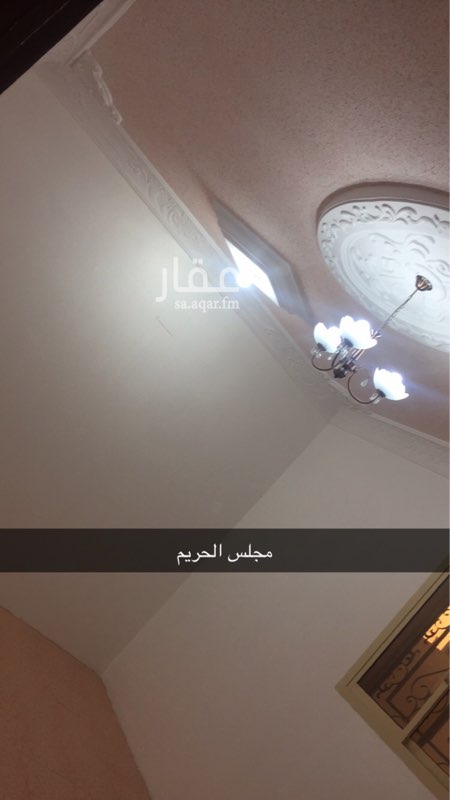 1106417 الموقع الدوادمي
دور ارضي كبير يتكون من مجلس رجال ومقلط ومشب ودرة مياه
وقسم النساء من غرفتين نوم ودورة مياه ومجلس نساء بدورة مياه و صاله ومطبخ مغلق وحوش ل الحريم وباب يفتح شمال وقسم الرجال يفتح شرق