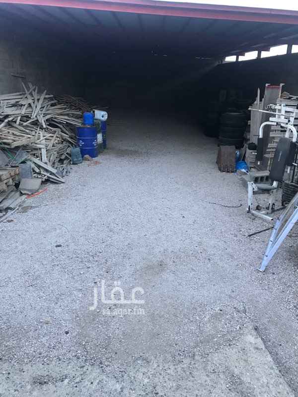1166832 حوش مسور وبوابه كبيره ومنقر اكثر من النصف