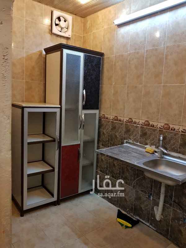 1270884 ملحق ارضي
تتكون من غرفتين وصالة وحمام ومطبخ
يوجد فيها مكيفين
موقعها تبعد عن طريق الامير نايف بن عبدالعزيز 600 متر يتوفر بجورها مسجد جامع ومركز صحي وجميع الخدمات قريب
عمر الشقة 5 سنين
الايجار دفعات 8000
وشهري 750