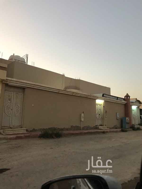 1385845 دور ارضي مساحته 400 مكانه مرغوب وسط المدارس وقريب من المسجد
يتكون من مجلس رجال ومشب ومقلط و3 حمامات و3 غرف وصاله جانبيه 7x4 ومطبخ
وغرفه خادمه ومخزن