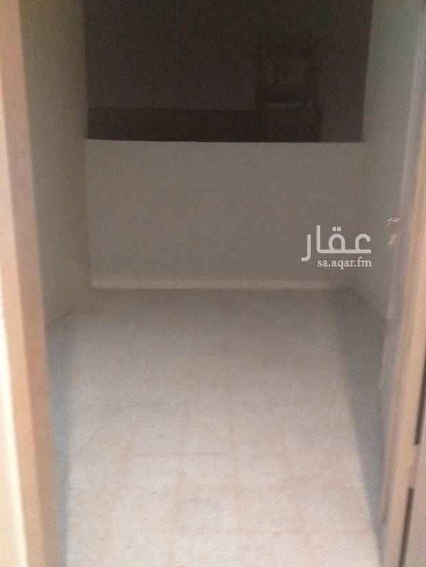1559645 للاجار شقه حلوه وجديده ونظيفه وغرف كبار في حي العارض شمال الرياض ثلاث غرف وصاله مساحه الصاله ٤في ٨متر اجارها في سنه ١٦الف