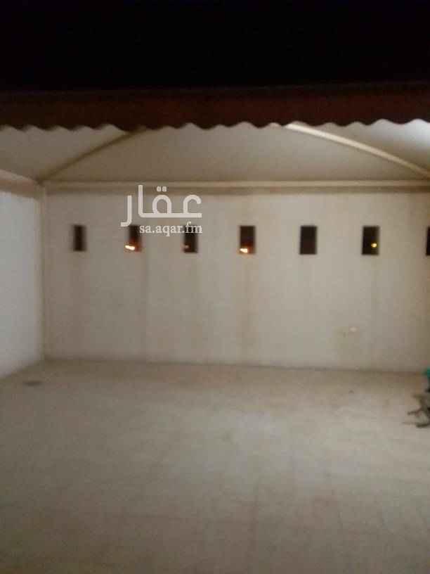 1754883 شقه للايجار تكون من مجلس _ مقلط _صاله _مطبخ *غرفتين نوم *٣حمامات مع سطح صغير +سطح مشترك