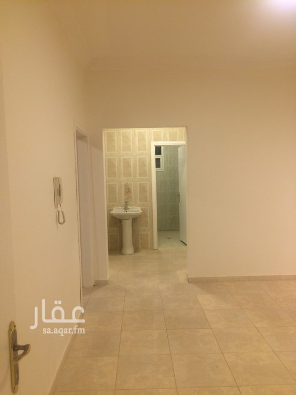 1585500 يوجد شقة فى مجمع مخرج ٣٣ وادى لبن مكونة من ٣ غرف وصالة ٢ دورة مياه مجدده بالكامل الدور الاول عداد مستقل شارع طيبة قريبة من الخدمات والدائرى