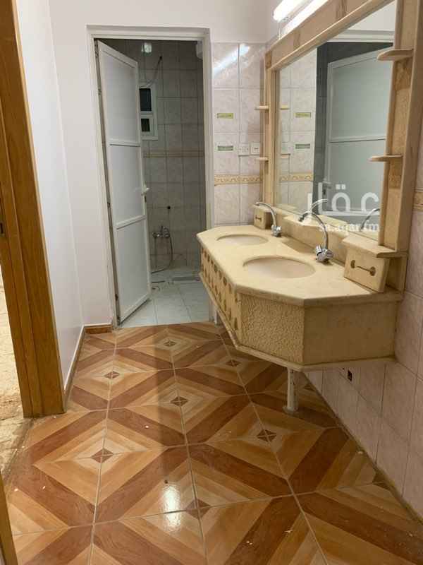 1736838 شقة كبيره مدخلين وسطحين لرجال وللحريم