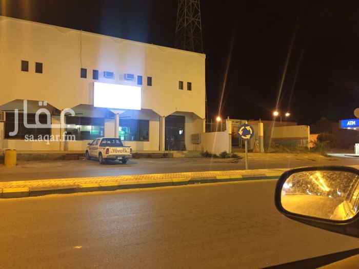 1297581 يوجد 4 محلات في الاساس منفصله لكن الان مفتوحه على بعضها بسبب اخر مستأجر